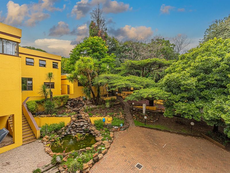 Spacious Home and Cottage with Beautiful Views in a Secure Gated Cul-de-Sac - Photo 2