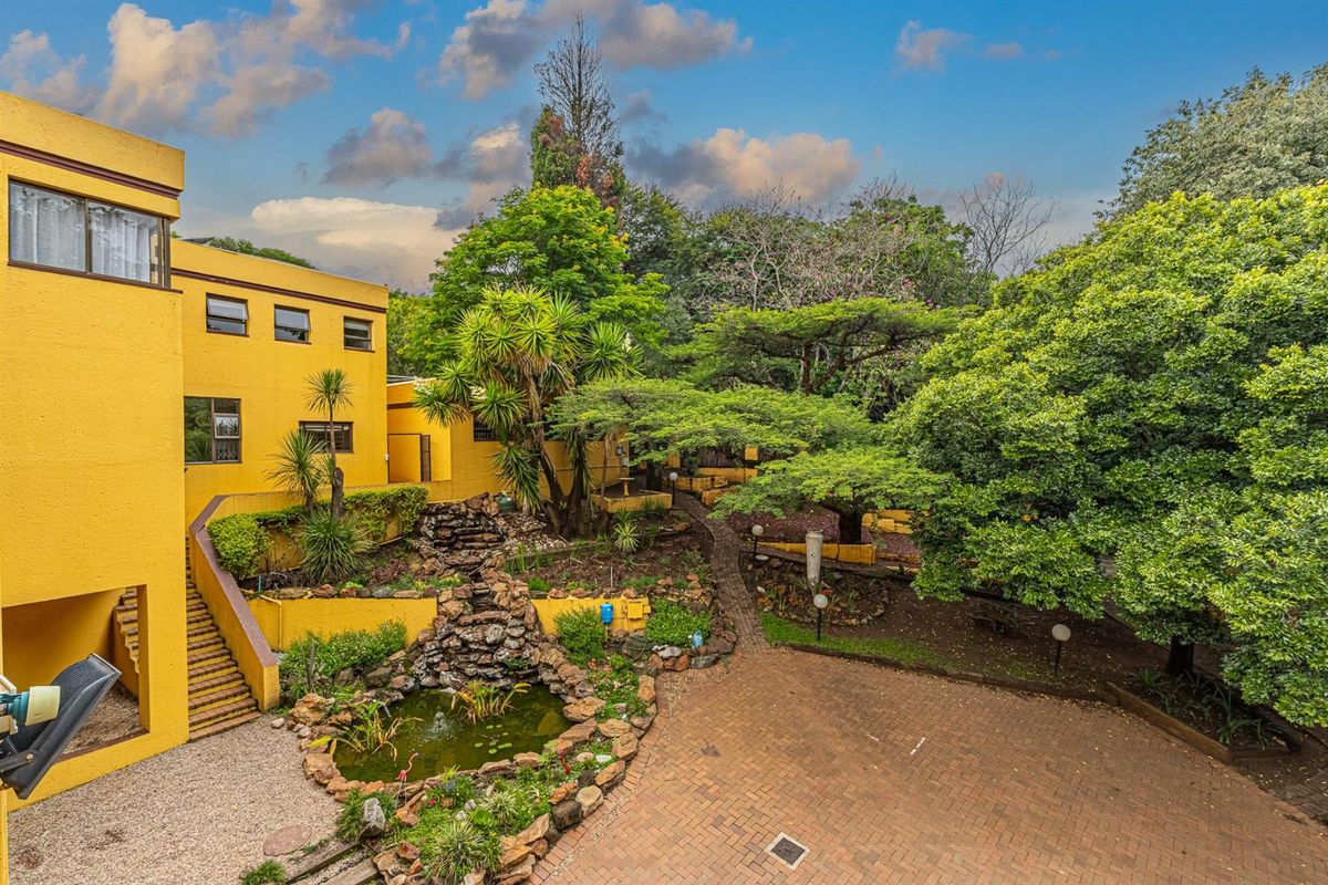 Spacious Home and Cottage with Beautiful Views in a Secure Gated Cul-de-Sac - Photo 2