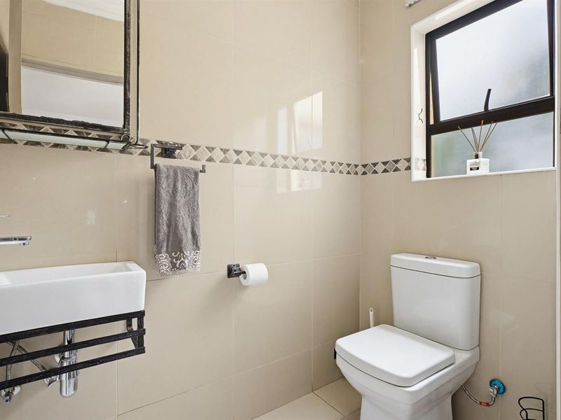 Spacious Home and Cottage with Beautiful Views in a Secure Gated Cul-de-Sac - Photo 10