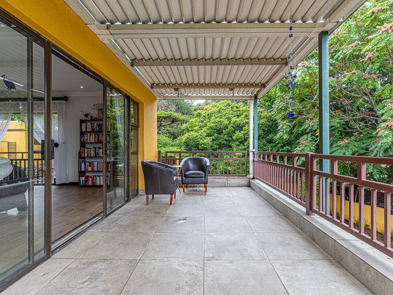 Spacious Home and Cottage with Beautiful Views in a Secure Gated Cul-de-Sac - Photo 8