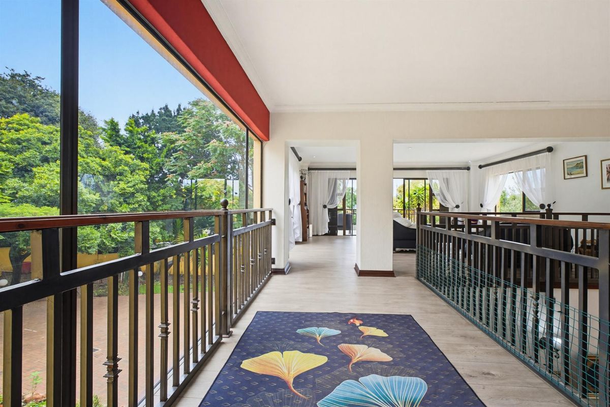 Spacious Home and Cottage with Beautiful Views in a Secure Gated Cul-de-Sac - Photo 4