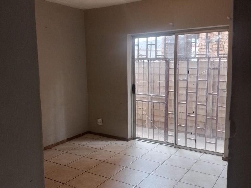 2 Bedroom Apartment For Sale in Kempton Park Central, Kempton Park - Photo 2
