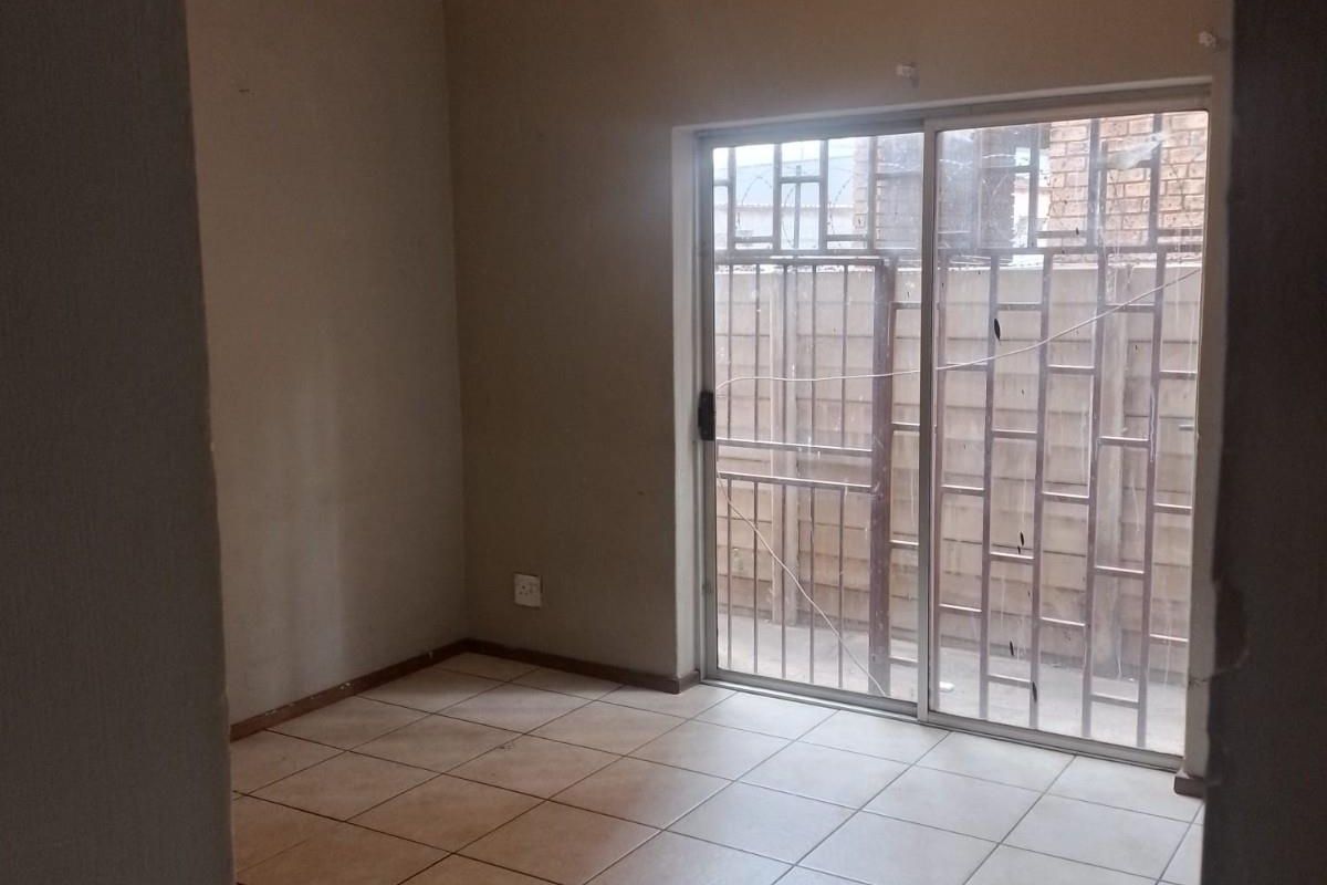 2 Bedroom Apartment For Sale in Kempton Park Central, Kempton Park - Photo 2