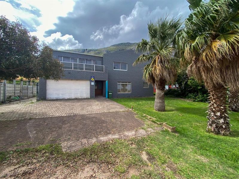Spacious 5 Bedroom Home with Mountain Views and Great Potential! - Photo 2