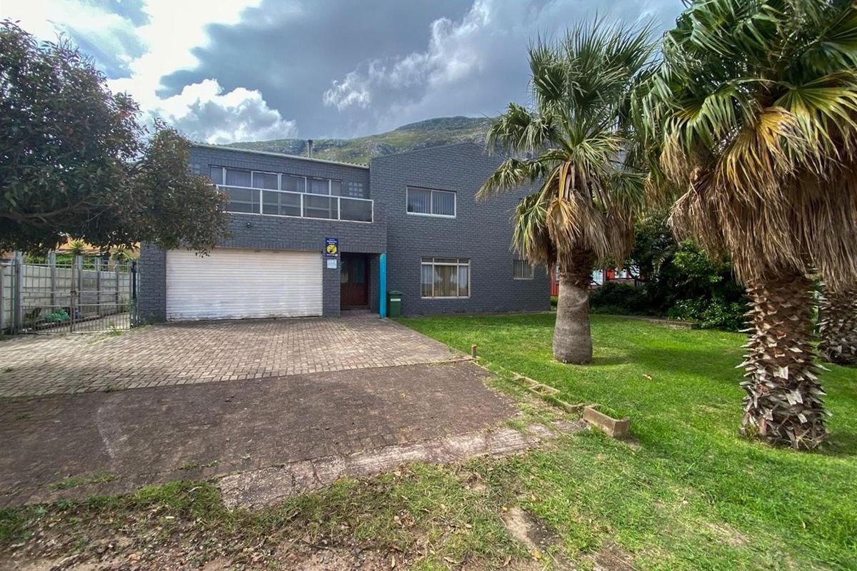 Spacious 5 Bedroom Home with Mountain Views and Great Potential! - Photo 2