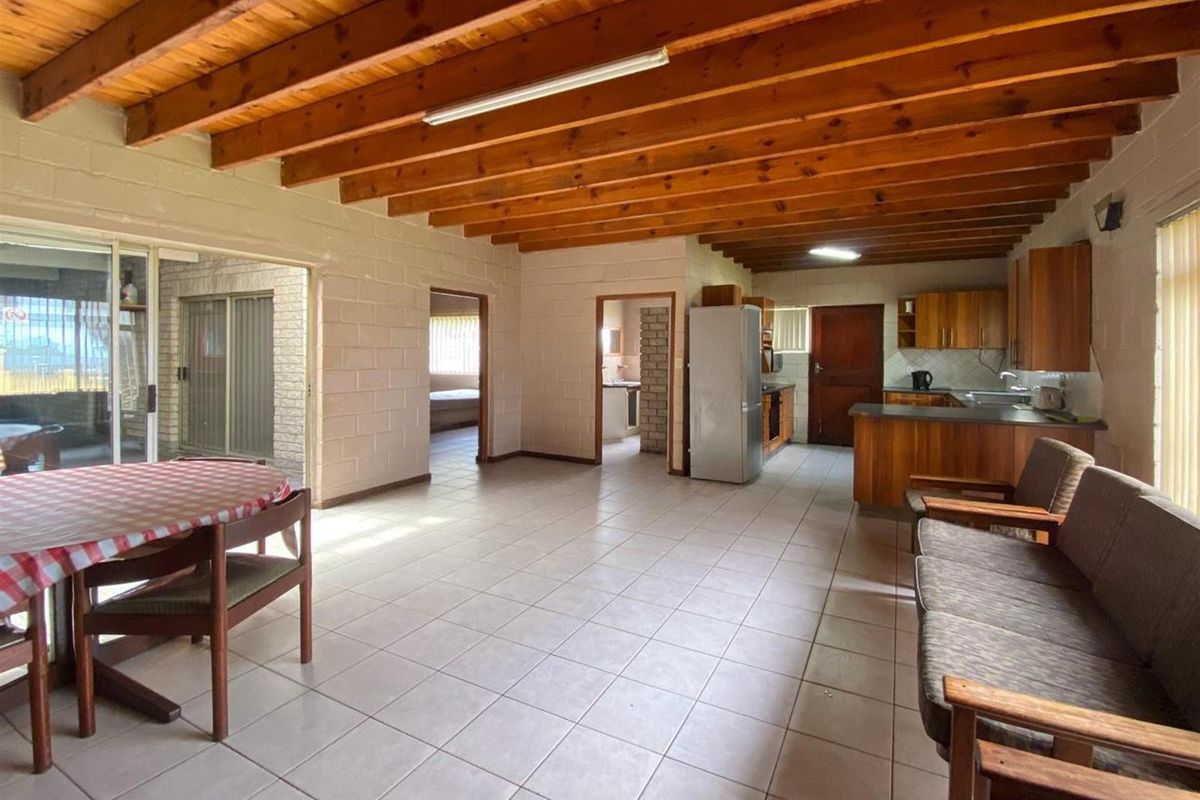 Spacious 5 Bedroom Home with Mountain Views and Great Potential! - Photo 4