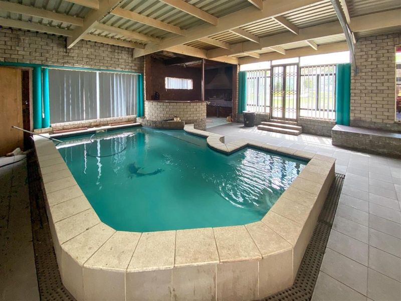 Spacious 5 Bedroom Home with Mountain Views and Great Potential! - Photo 9