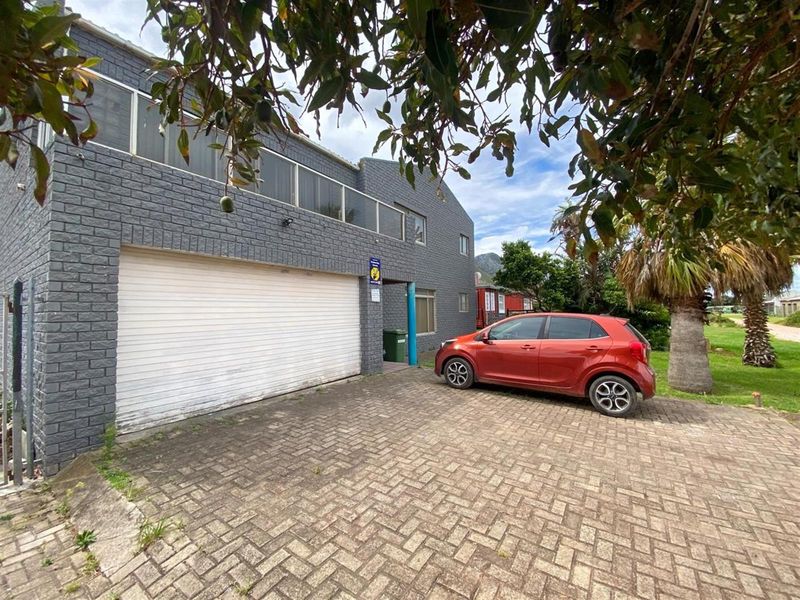 Spacious 5 Bedroom Home with Mountain Views and Great Potential! - Photo 3