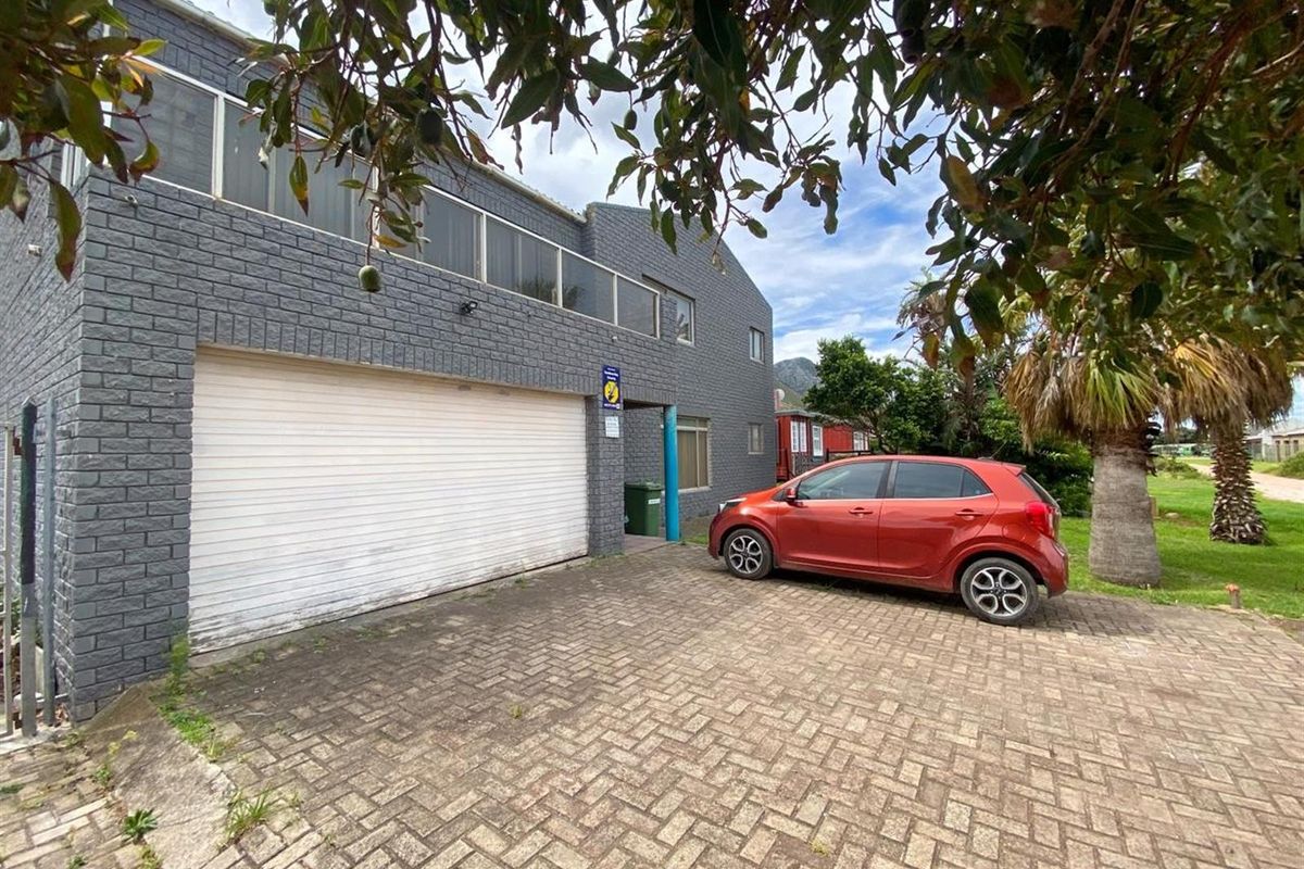 Spacious 5 Bedroom Home with Mountain Views and Great Potential! - Photo 3