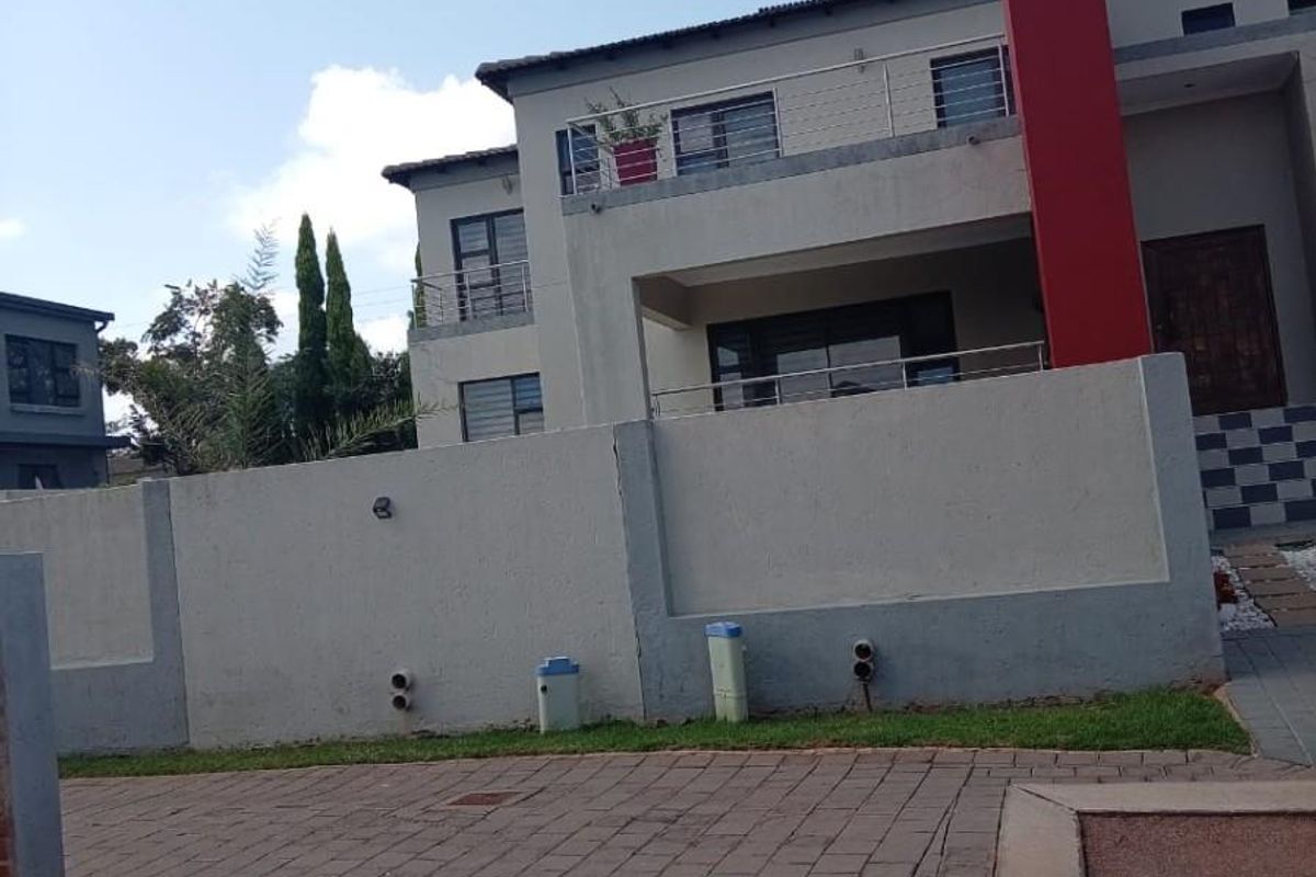 4 Bedroom House For Sale in Heron Hill Garden Estate, Boardwalk, Pretoria - Photo 3