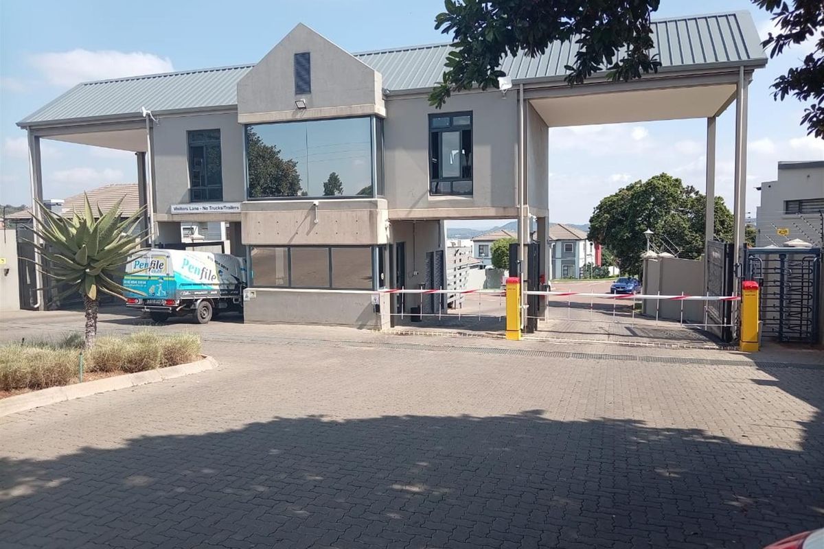 4 Bedroom House For Sale in Heron Hill Garden Estate, Boardwalk, Pretoria - Photo 2