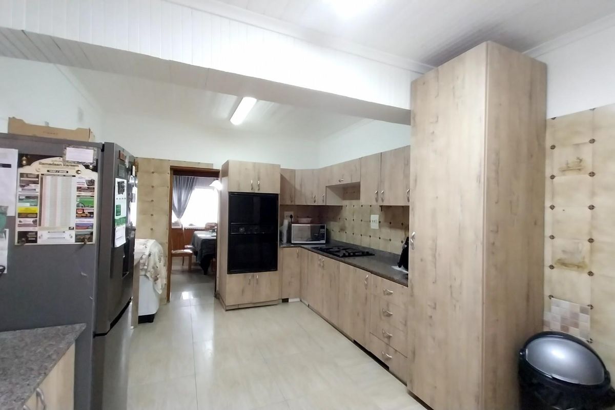 SPACIOUS FAMILY HOUSE FOR SALE IN CLARE HILLS - Photo 3