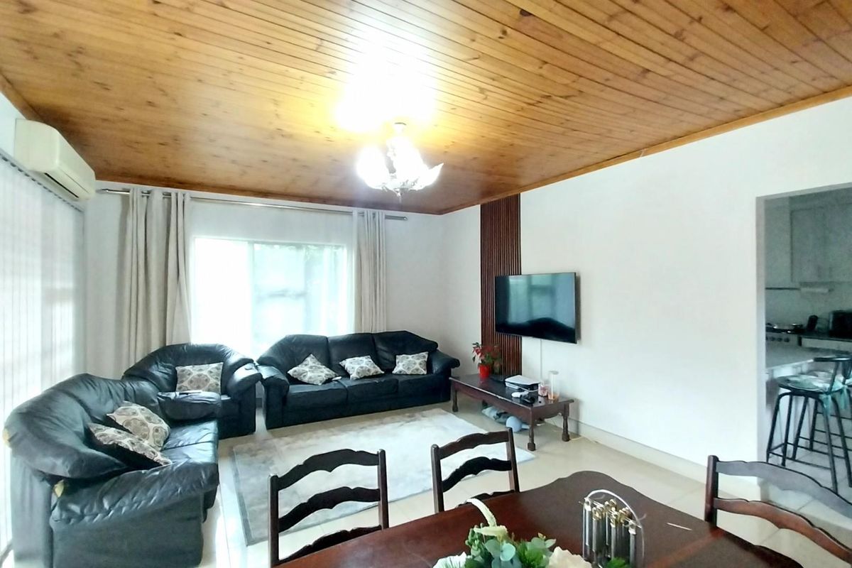 SPACIOUS FAMILY HOUSE FOR SALE IN CLARE HILLS - Photo 5