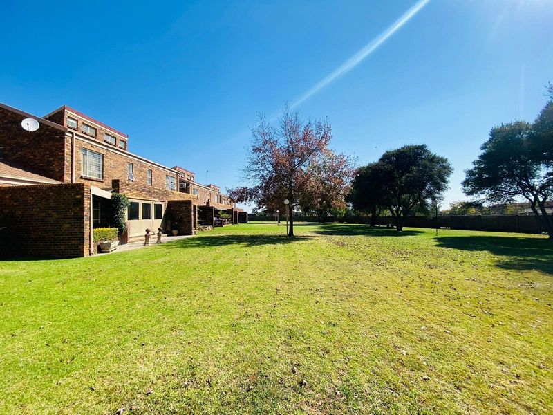 Townhouse For Sale in Vaalpark, Sasolburg - Photo 2