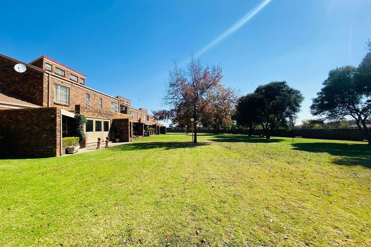 Townhouse For Sale in Vaalpark, Sasolburg - Photo 2