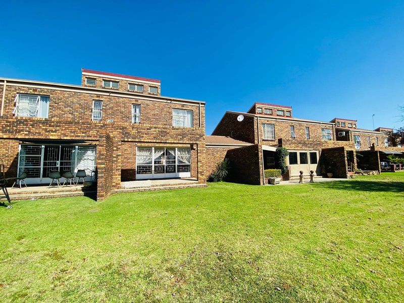 Townhouse For Sale in Vaalpark, Sasolburg - Photo 1