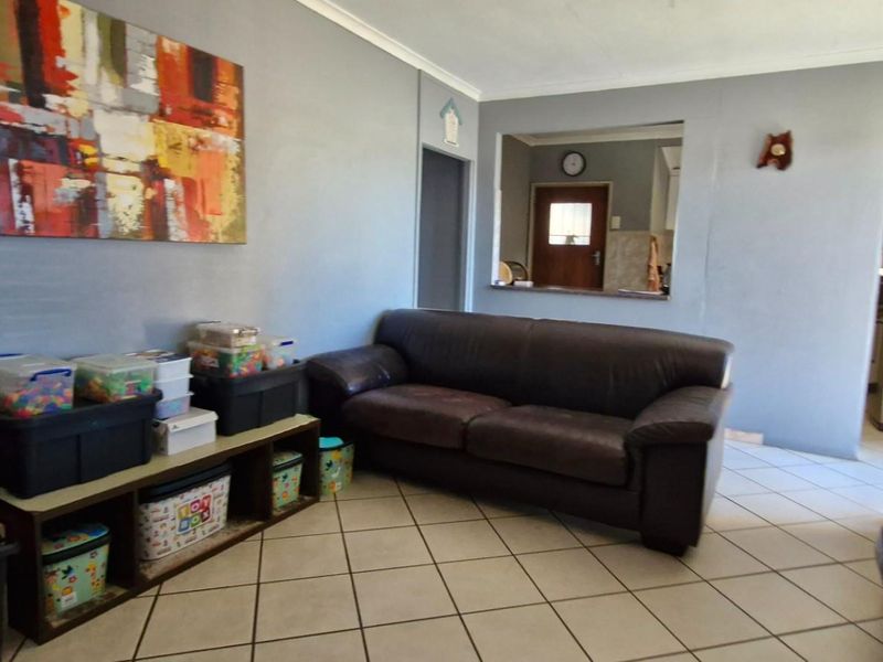 Family Home with Separate Flatlet - Great Investment Opportunity in Bothasig - Photo 8