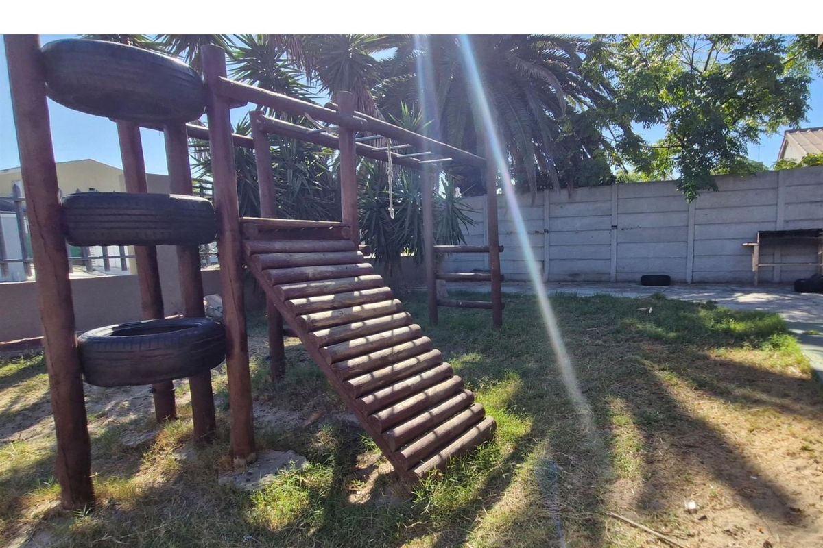 Family Home with Separate Flatlet - Great Investment Opportunity in Bothasig - Photo 2