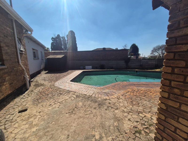Spacious Family Home with Great Entertainment Features To Rent in Brenthurst, Brakpan - Photo 3