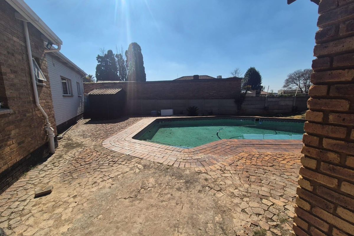 Spacious Family Home with Great Entertainment Features To Rent in Brenthurst, Brakpan - Photo 3