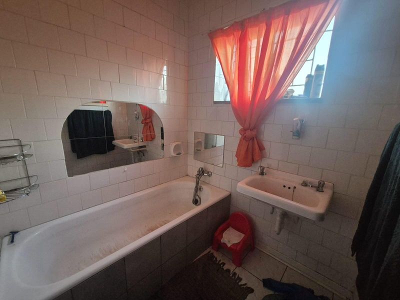 Spacious Family Home with Great Entertainment Features To Rent in Brenthurst, Brakpan - Photo 6