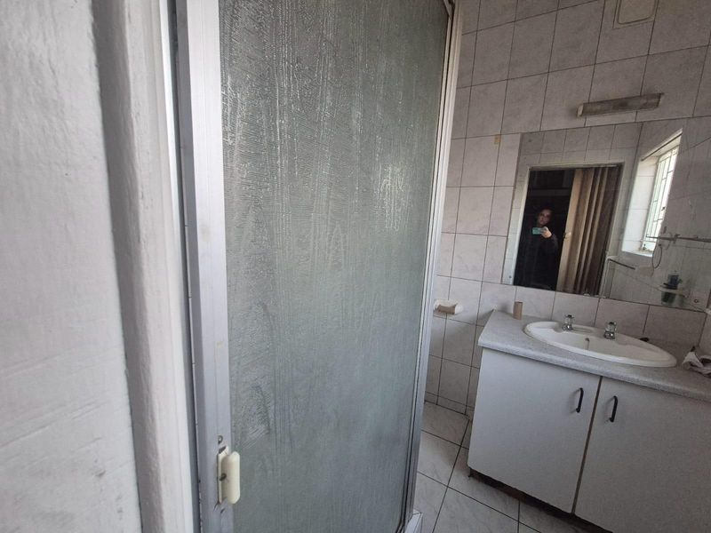 Spacious Family Home with Great Entertainment Features To Rent in Brenthurst, Brakpan - Photo 10