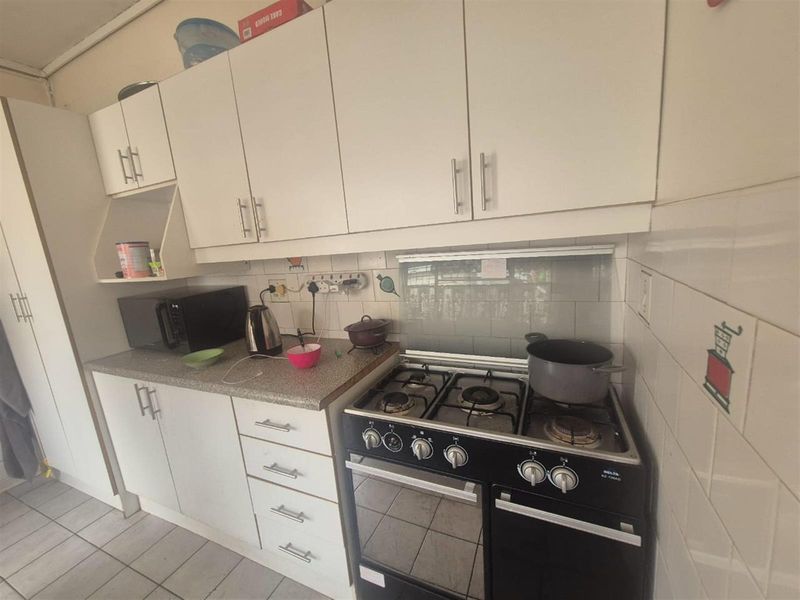 Spacious Family Home with Great Entertainment Features To Rent in Brenthurst, Brakpan - Photo 9