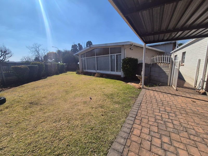 Spacious Family Home with Great Entertainment Features To Rent in Brenthurst, Brakpan - Photo 4