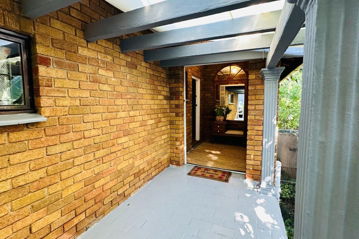 Luxury Coastal Family Home with Spectacular 180° Breaker Sea Views! - Photo 5