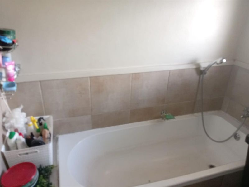 Apartment For Sale in Fleurhof, Roodepoort - Photo 6