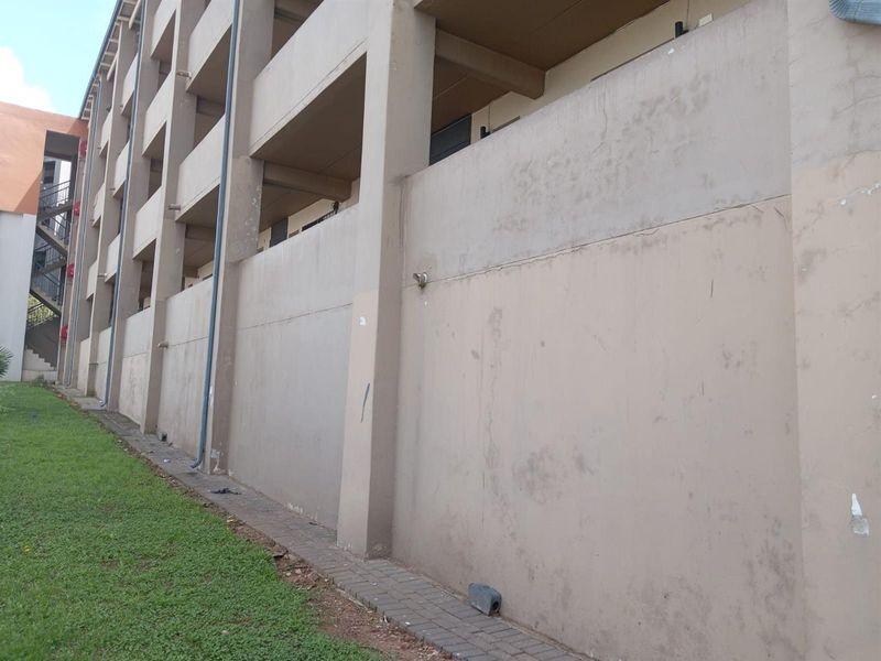 Apartment For Sale in Fleurhof, Roodepoort - Photo 2