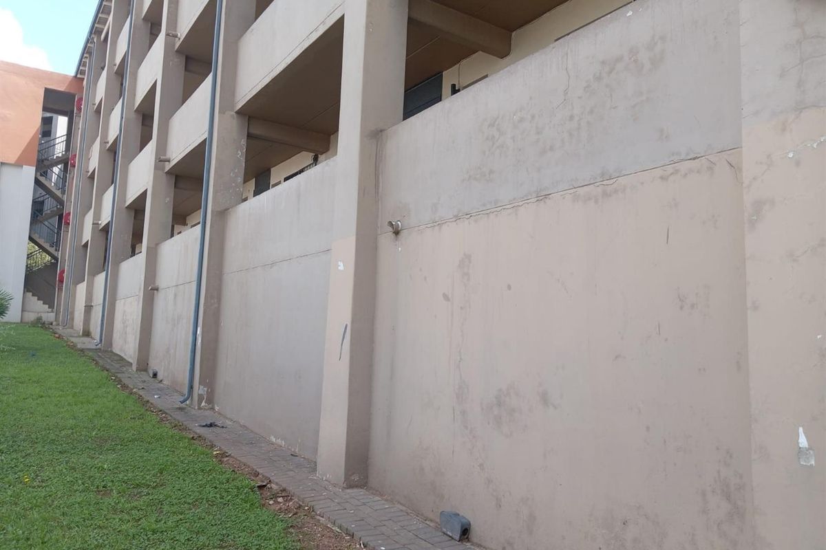 Apartment For Sale in Fleurhof, Roodepoort - Photo 2