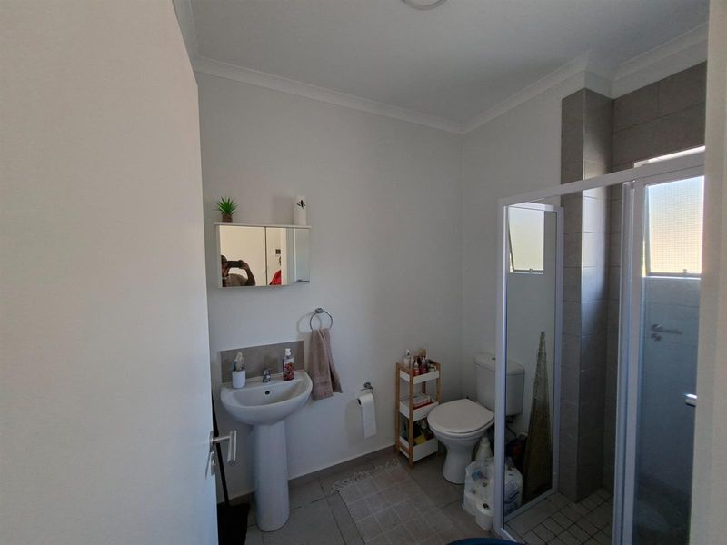 Modern Living Apartment To Rent in Waterfall, KwaZulu Natal - Photo 4