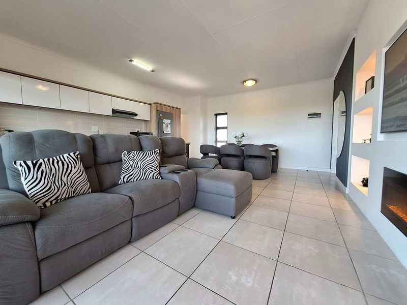 Stylish 2-Bed 2-Bath Apartment with Sea Views in Ballito Hills Estate - Photo 9