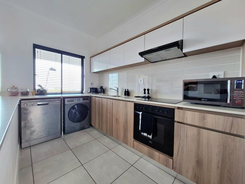 Stylish 2-Bed 2-Bath Apartment with Sea Views in Ballito Hills Estate - Photo 7