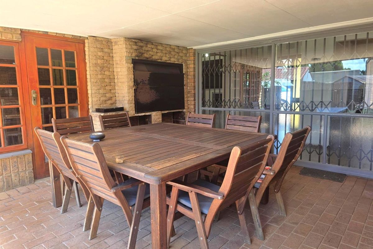 Boomed area 3 Bedrooms with Study - Photo 4