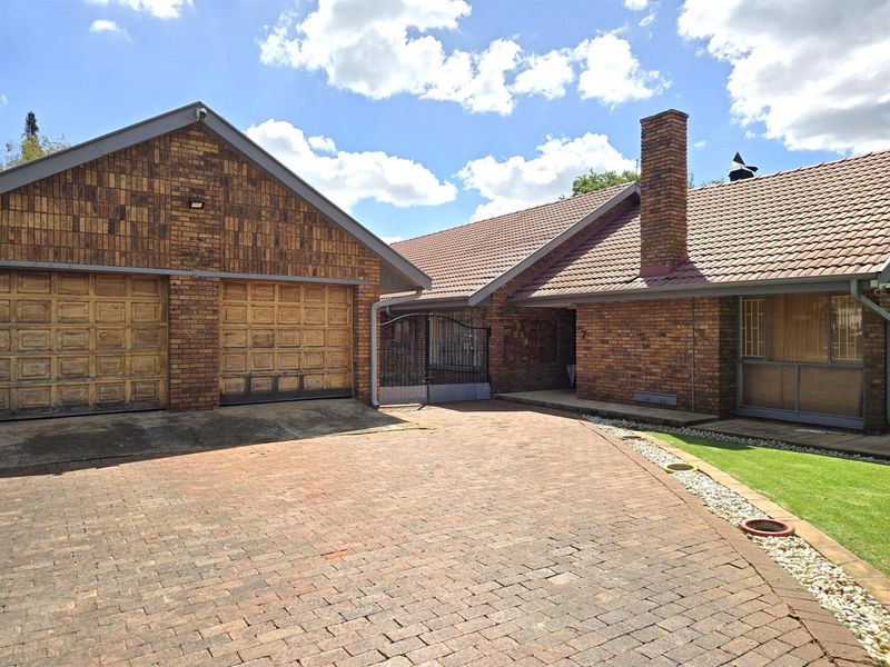Boomed area 3 Bedrooms with Study - Photo 2