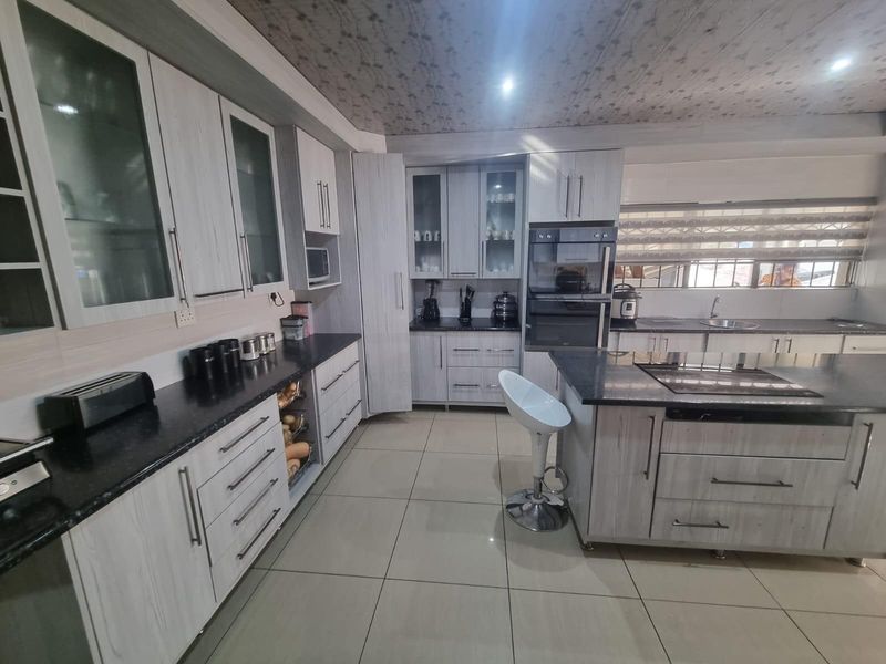 Large Versitle Family Home - Photo 6