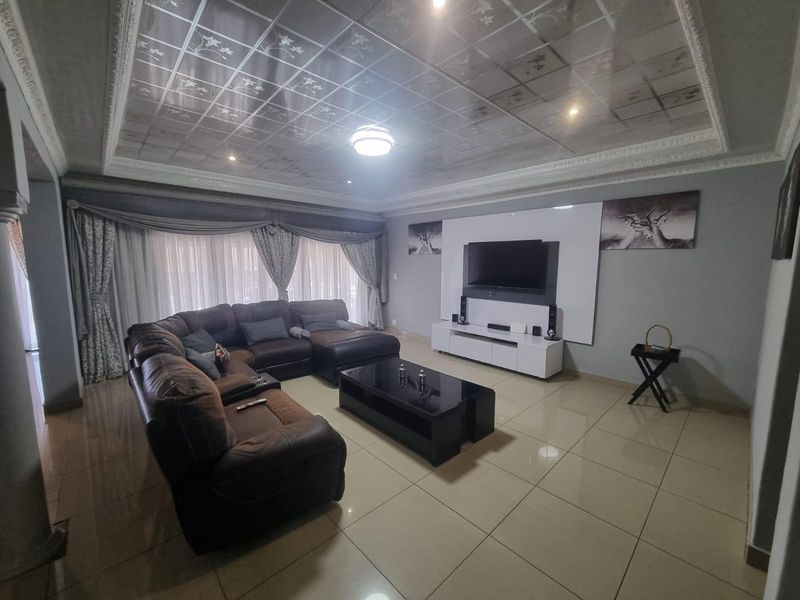 Large Versitle Family Home - Photo 3