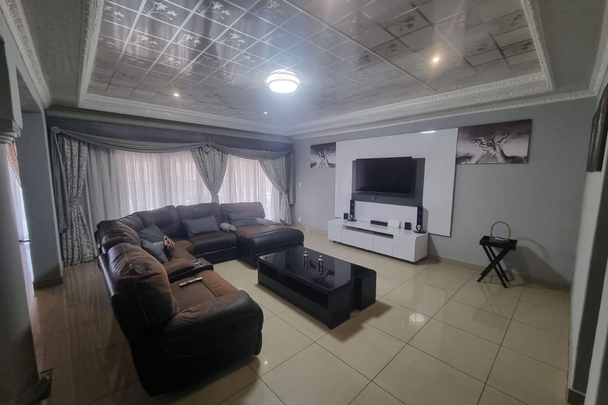 Large Versitle Family Home - Photo 3