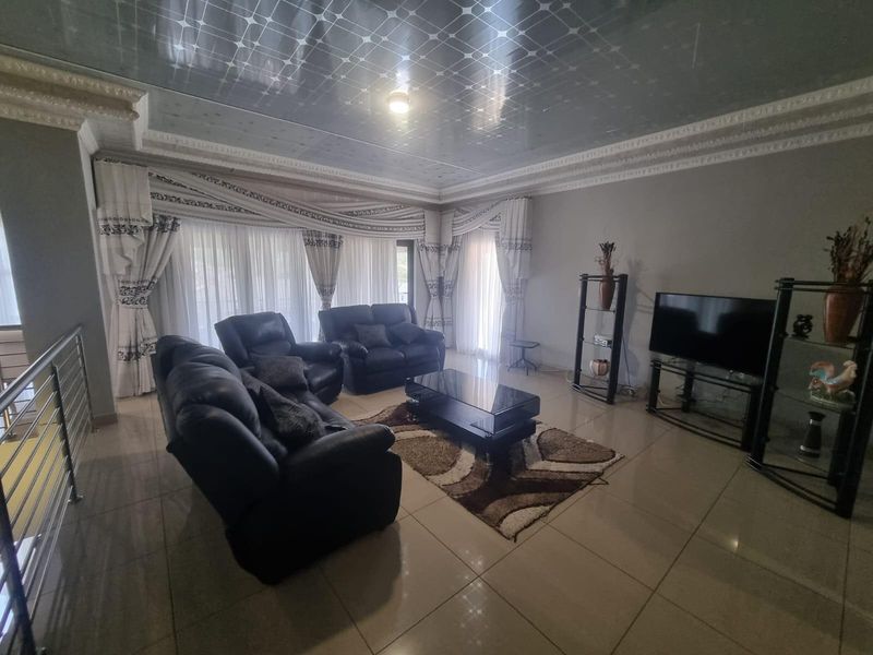 Large Versitle Family Home - Photo 10