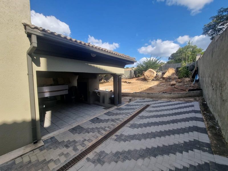 Large Versitle Family Home - Photo 9