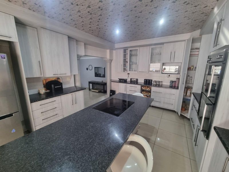 Large Versitle Family Home - Photo 7