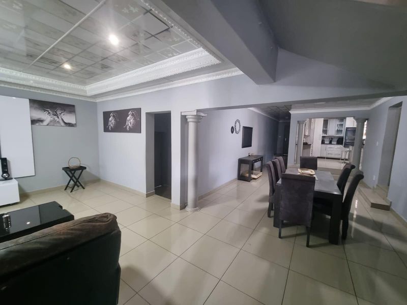 Large Versitle Family Home - Photo 4