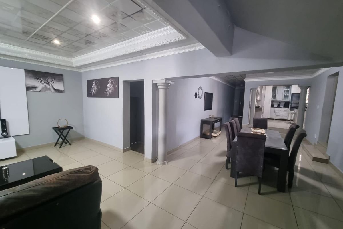 Large Versitle Family Home - Photo 4