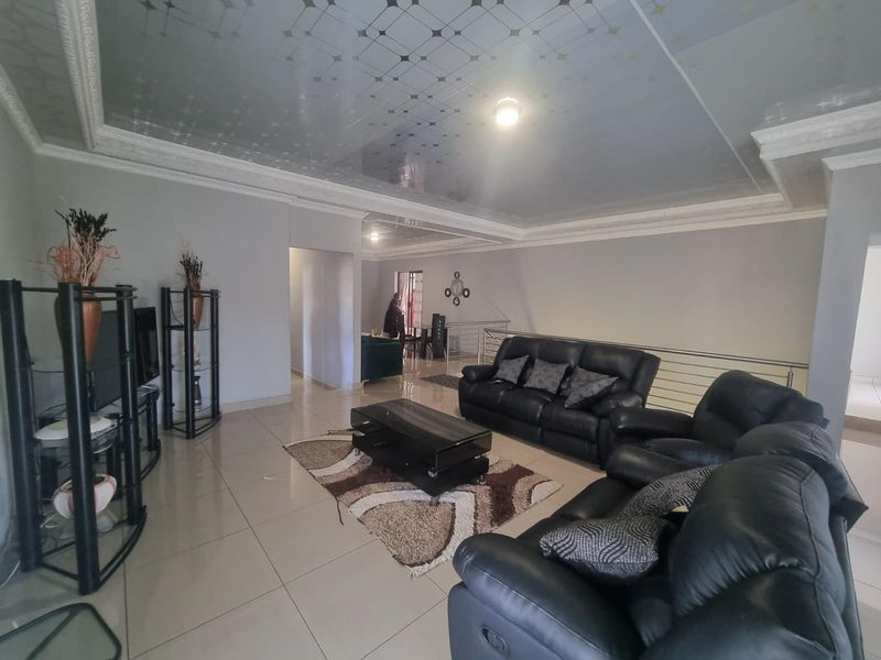 Large Versitle Family Home - Photo 2