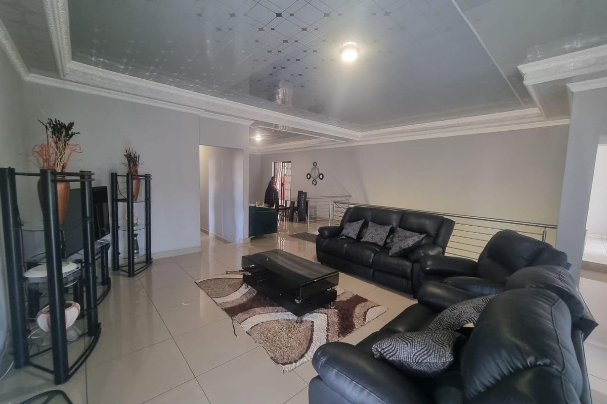 Large Versitle Family Home - Photo 2