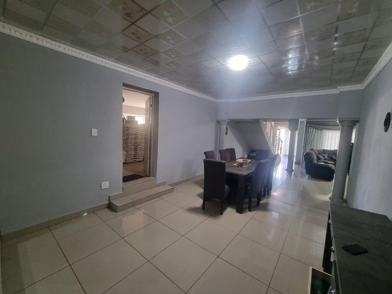 Large Versitle Family Home - Photo 5