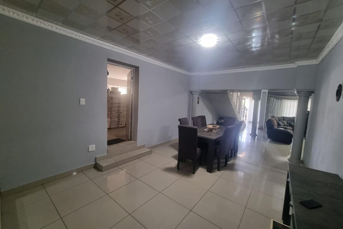 Large Versitle Family Home - Photo 5