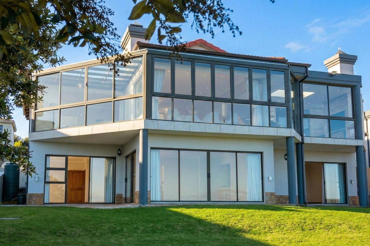 Spectacle 4-bedroom coastal home with ocean views! - Photo 5